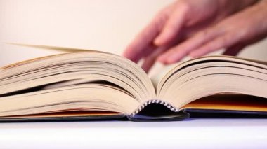 Kitap sayfaları kalp şeklinde.