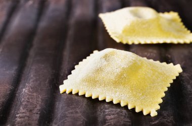 Tavada pişmemiş mantı.