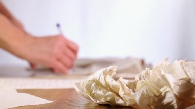 Yazılı kağıt at ve yaz.