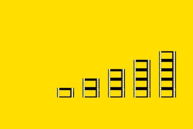 Sarı arka planda beş film şeridi, geri bildirim konsepti, film şeritleri birden beşe kadar. 