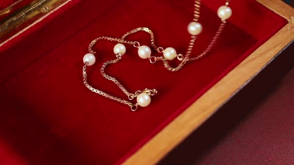 真珠のネックレスを赤い宝石箱に入れ 閉じるボックス — ストック動画