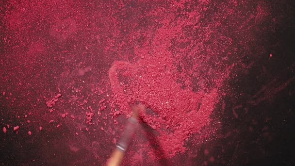 赤い塵の粒で覆われたブラシ黒の背景で洗浄し 心の形を描き ロマンチックな活動を見つける — ストック動画