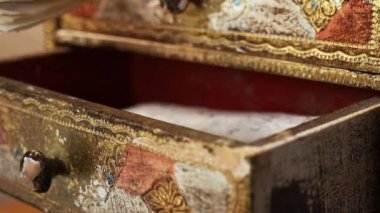 Kağıtları küçük çekmeceye koy.