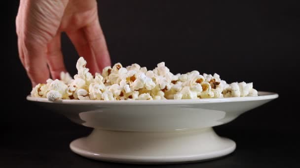 Het nemen van popcorn van witte plate.mov — Stockvideo
