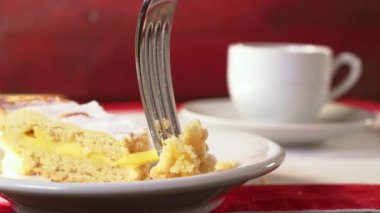 Pastanın parçalarını al.