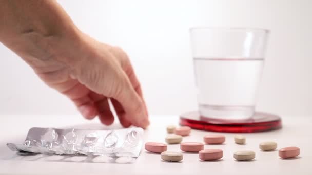 Nehmen Sie eine Pille und Wasser glass.mov — Stockvideo