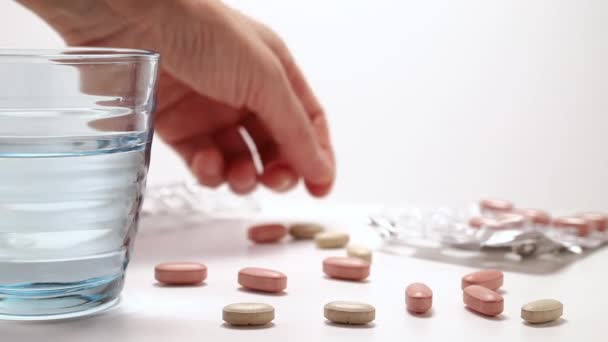 Tabletta szedése az asztalon részletesen .mov — Stock videók