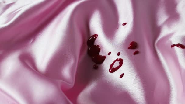 Кровавые капли на розовой одежде — стоковое видео