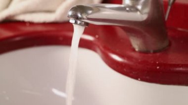 Lavaboda kanlı bıçak yıkamak.