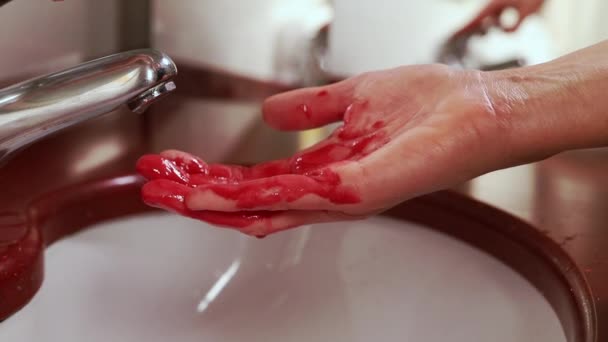 Lavarse la mano sangrienta en sink.mov — Vídeos de Stock