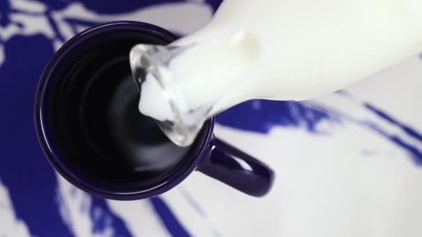 Наливаючи Молоко Пляшки Синій Кухоль Зробіть Перерву — стокове відео