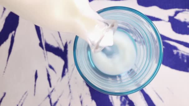 Melk Uit Fles Blauw Glas Gieten Even Pauzeren — Stockvideo