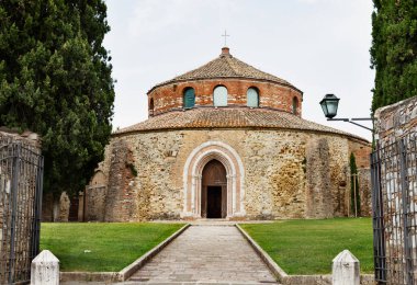 İtalya 'nın en eski Hıristiyan kiliselerinden biri olan Perugia, Umbria' daki San Michele Arcangelo 'nun dairesel binası.