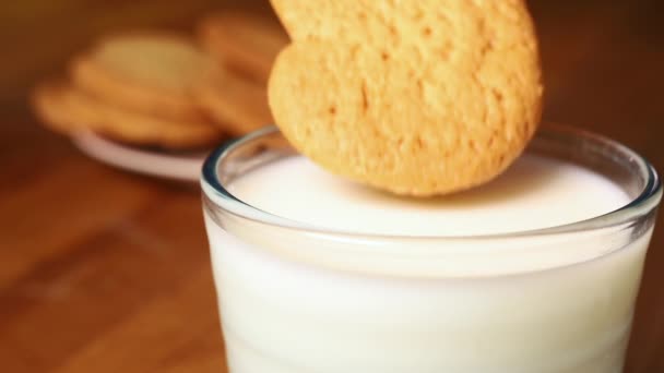 Tauchen Sie Einen Keks Ein Glas Milch Machen Sie Eine — Stockvideo