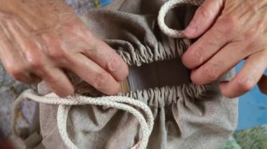 Kitaplarla dolu kahverengi çanta arkaplanda açık haritalar 