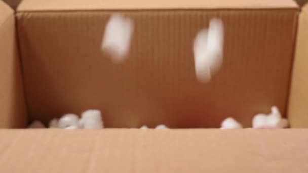 Vul Kartonnen Doos Met Wit Polystyreen Schuim Het Product Beschermen — Stockvideo