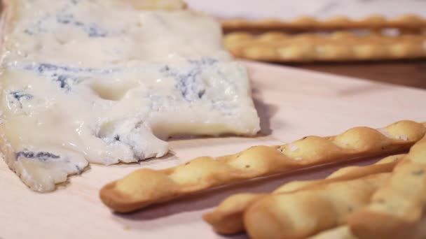 Kousek Sýra Gorgonzola Tyčince Italský Sýr — Stock video