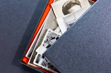  Eski siyah beyaz fotoğrafların olduğu gri kutu, kutunun kapağı, boş zaman ve romantik zaman.