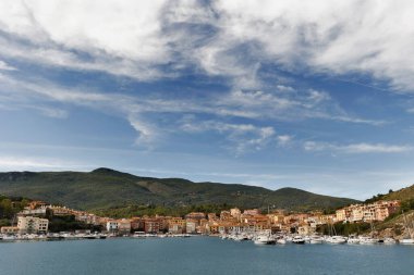 Porto Ercole kasabası, Monte Argentario, Toskana, İtalya, limandaki tekneler