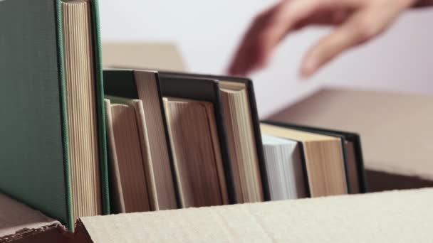 Recoge Los Libros Caja Cartón Preapre Para Mudanza Vuelta Escuela — Vídeos de Stock
