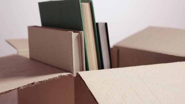 Ponga Libros Una Caja Cartón Prepárese Para Traslado Regrese Escuela — Vídeo de stock