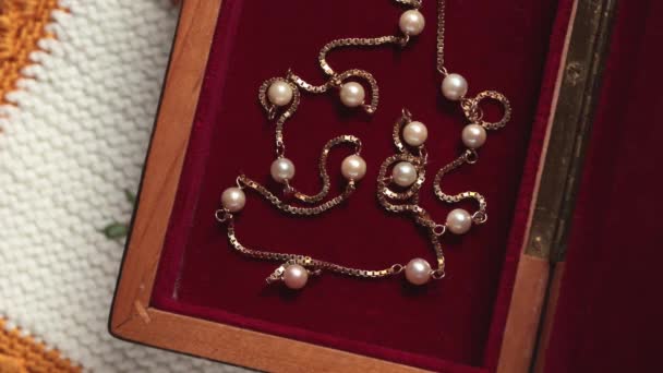 Perlenkette Aus Holzschmuckschatulle Nehmen Schatulle Verschließen — Stockvideo