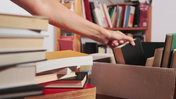 Mettre Les Livres Dans Une Boîte Carton Préparer Déménagement Retourner — Video