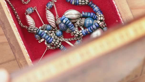 Lapis Lazuli Halsband Från Trä Smycken Box Nära Rutan — Stockvideo