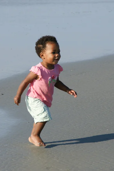 Afro-amerikai kisgyermek fut a strandon — Stock Fotó