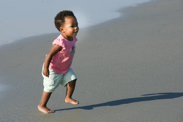 Afro-amerikai kisgyermek fut a strandon — Stock Fotó