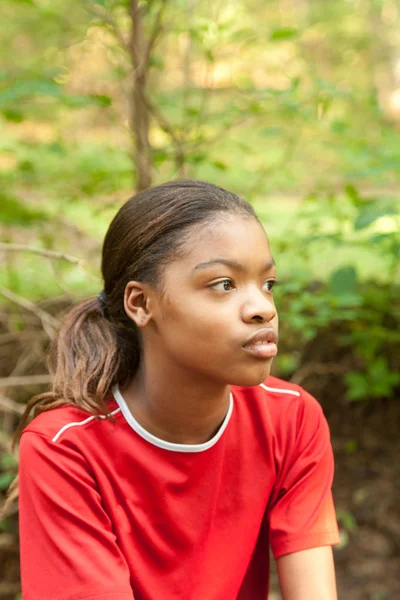 岩の上に座っているアフリカ系アメリカ人の女の子 — ストック写真