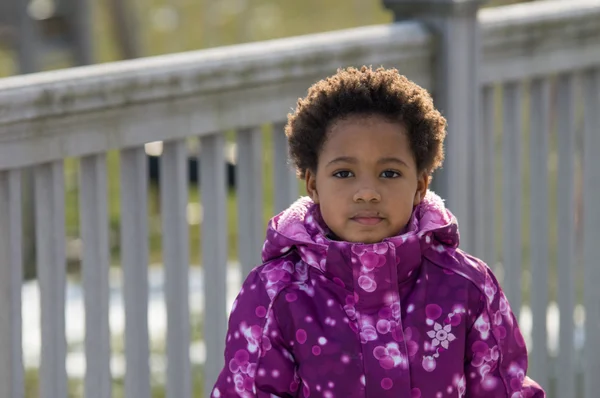 Afrika kökenli Amerikalı kızın önünde bir çit.