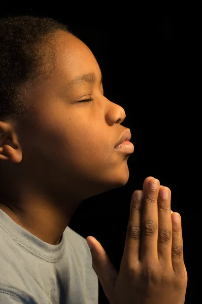 Προσεύχεται αγόρι αφρικανικό americn — Φωτογραφία Αρχείου