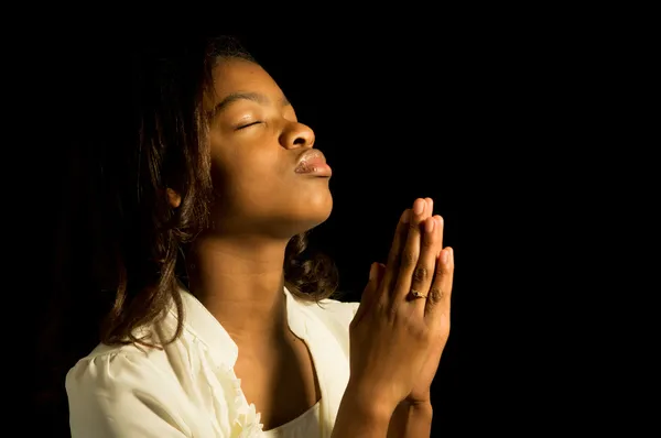 Bidden Afro-Amerikaanse tiener — Stockfoto