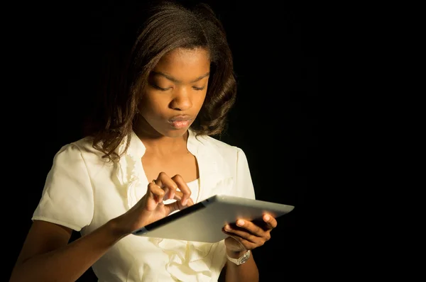 bir tablet ile kız.