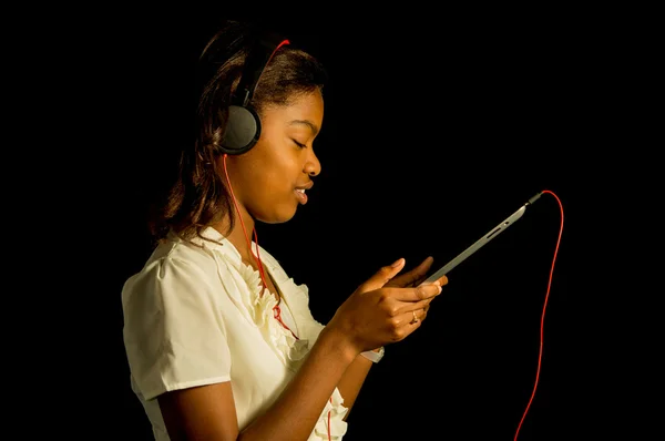 bir tablet ile kız.