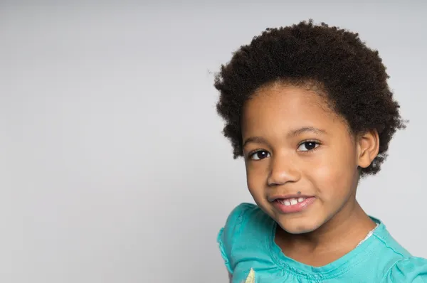 Sorrindo menina afro-americana — Fotografia de Stock