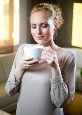 Çay'nın genç kadınla