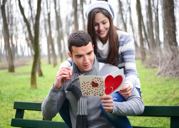 Young love reading a valentine`s day letter — Stock Photo, Image