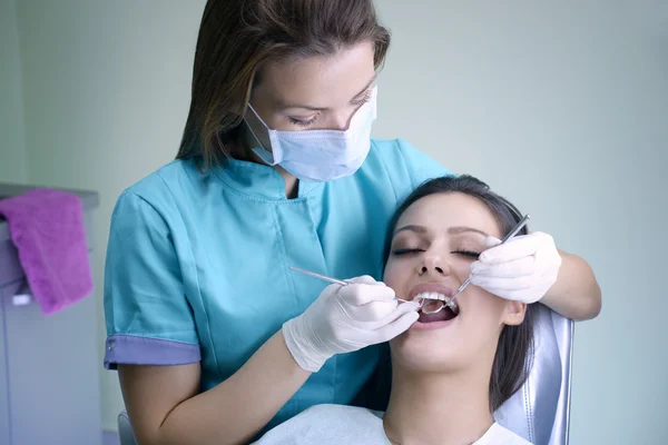Обследование у стоматолога — стоковое фото