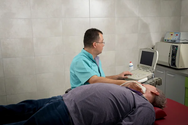 Man gets ultrasound medical examination — Stock Photo, Image