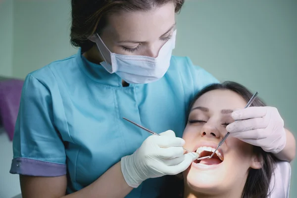 Відвідування стоматолога — стокове фото