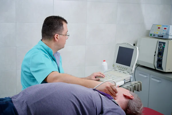 Mann lässt sich per Ultraschall untersuchen — Stockfoto