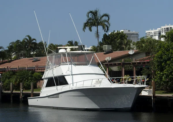 Boot in een achtertuin dock. — Stockfoto