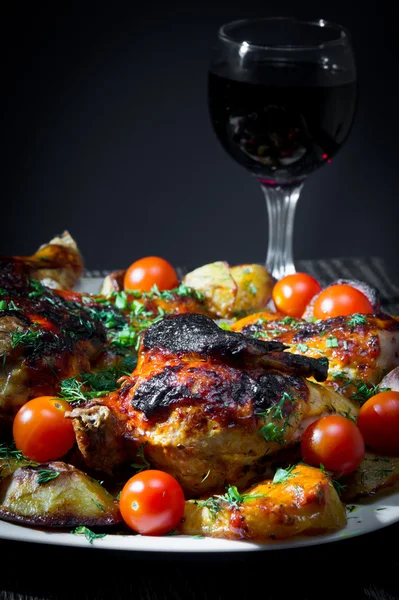 Pečené kuře s smažené brambory a cherry rajčaty. — Stock fotografie