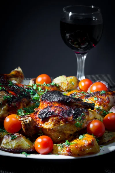 Pollo asado con papas fritas y tomates cherry . —  Fotos de Stock