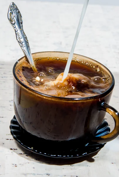Bir fincan kahve süt dökme. — Stok fotoğraf