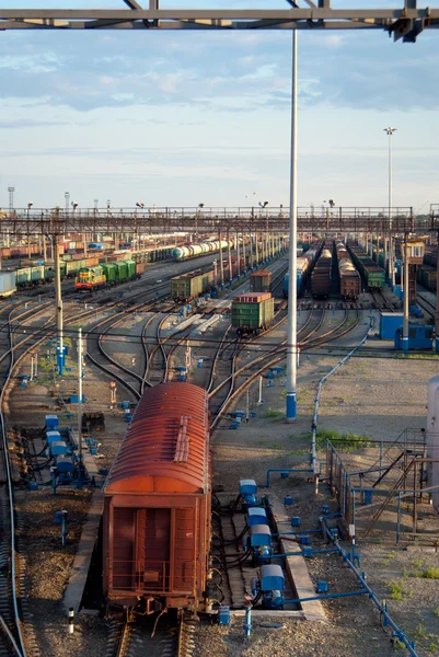 Trens de carga e ferrovias na grande estação ferroviária — Fotografia de Stock