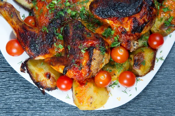 Ayam panggang dengan kentang goreng dan tomat ceri . — Stok Foto