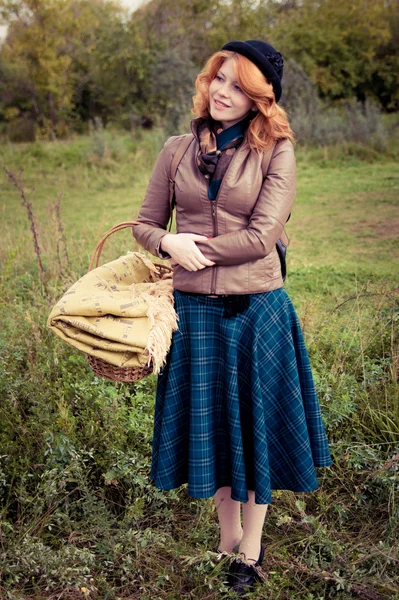 秋の公園で美しい redhair の少女の肖像画. — ストック写真